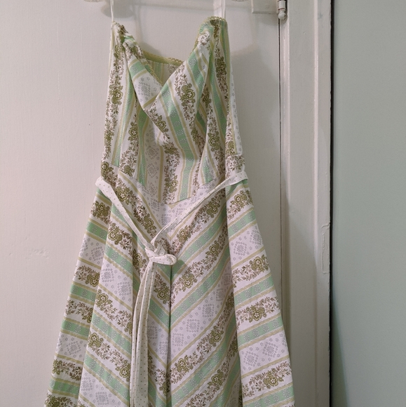 Dresses & Skirts - Strapless dress.